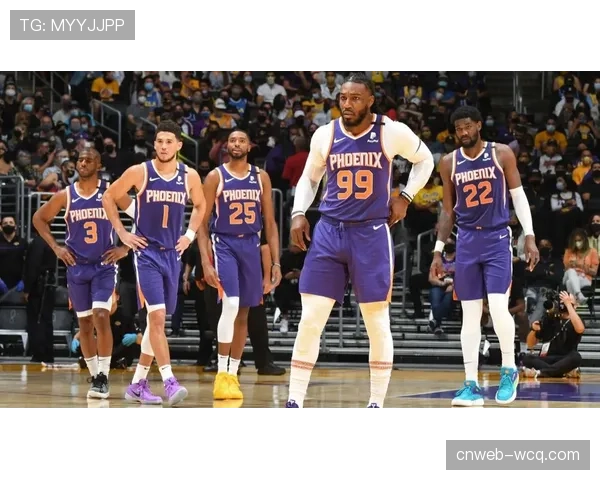 官方:太阳队德文·布克脚踝扭伤每日观察,预计季后赛前复出 官方:太阳队德文·布克脚踝扭伤每日观察,预计季后赛前复出